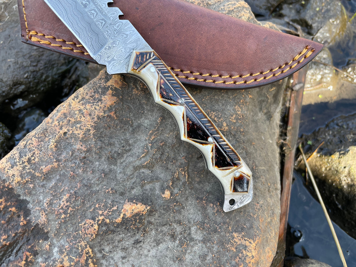 Handmade High Carbon Damascus Steel Hunting Knife/Leather Sheath, Serrated Back TK-032